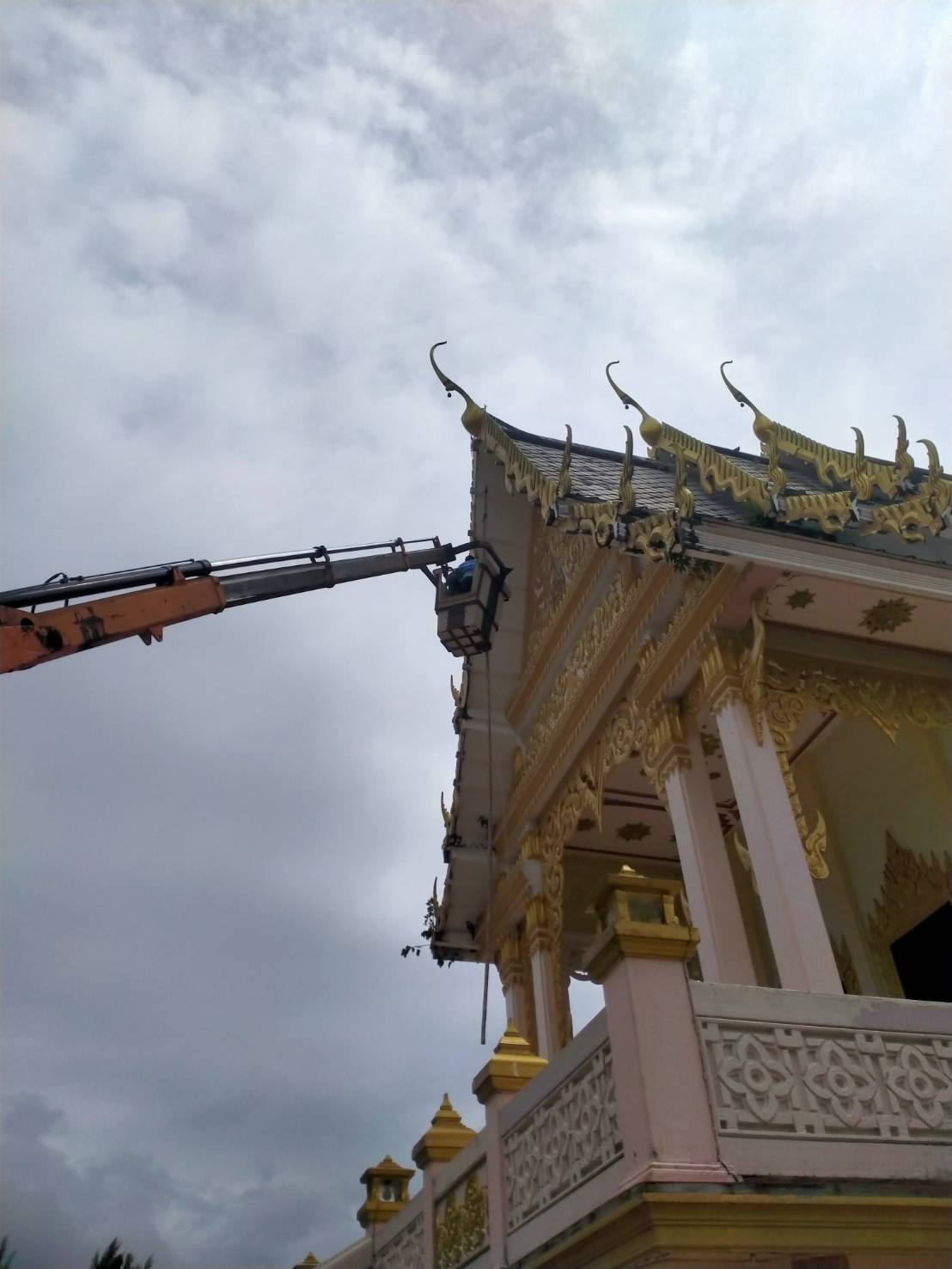 เทศบาลตำบลคึกคัก (กองช่าง งานไฟฟ้า)  ช่วยซ่อมแซมภายในวัดพนัสนิคม (วัดบางเนียง)  หมู่ที่ 5 และดำเนินการตัดแต่งต้นไม้ภายในบริเวณวัดปากวีป หมู่ที่ 1  ตำบลคึกคัก อำเภอตะกั่วป่า จังหวัดพังงา