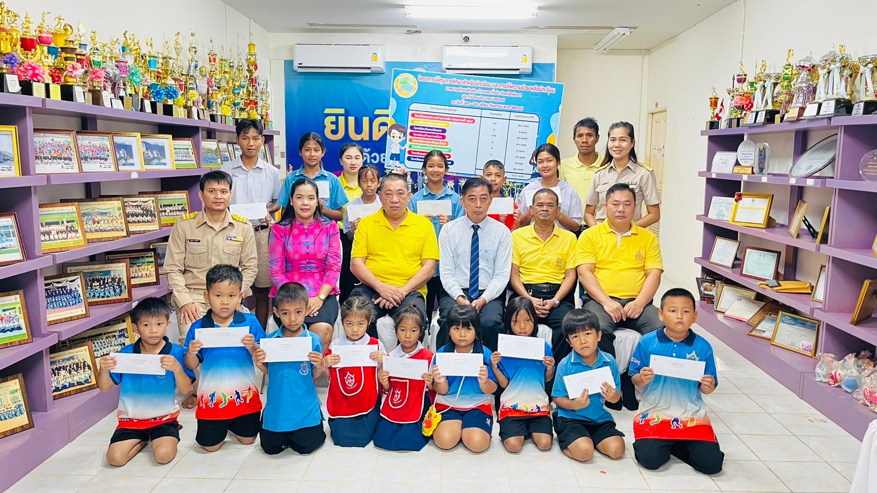 นายสวัสดิ์ ตันเก่ง นายกเทศมนตรีตำบลคึกคัก ได้มอบทุนการศึกษาให้กับนักเรียน ตามโครงการทุนการศึกษาสำหรับนักเรียน และการให้ความช่วเหลือนักเรียน ประจำปีงบประมาณ 2567