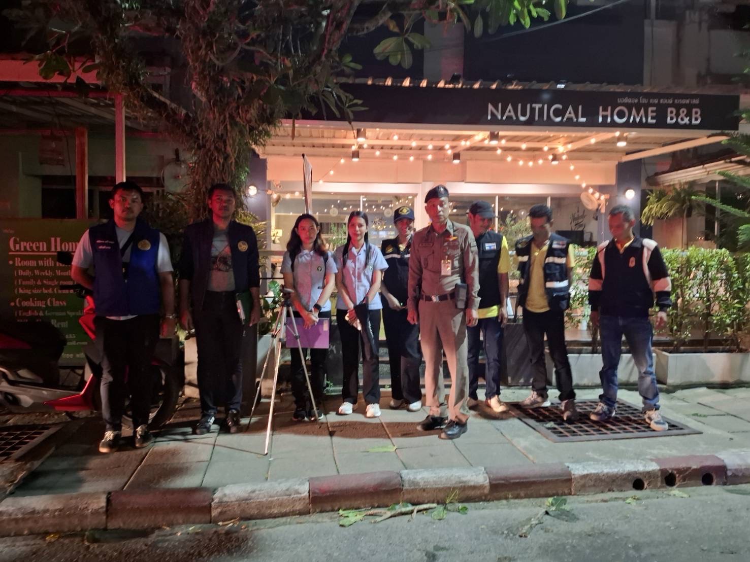วันจันทร์ที่ 23 ธันวาคม 2567 เวลา 22.00 น. เทศบาลตำบลคึกคัก เข้าตรวจสอบร้านอาหารตามที่ได้รับเรื่องร้องเรียนร้องทุกข์จากประชาชนในพื้นที่ หมู่ที่ 5 ตำบลคึกคัก อำเภอตะกั่วป่า จังหวัดพังงา