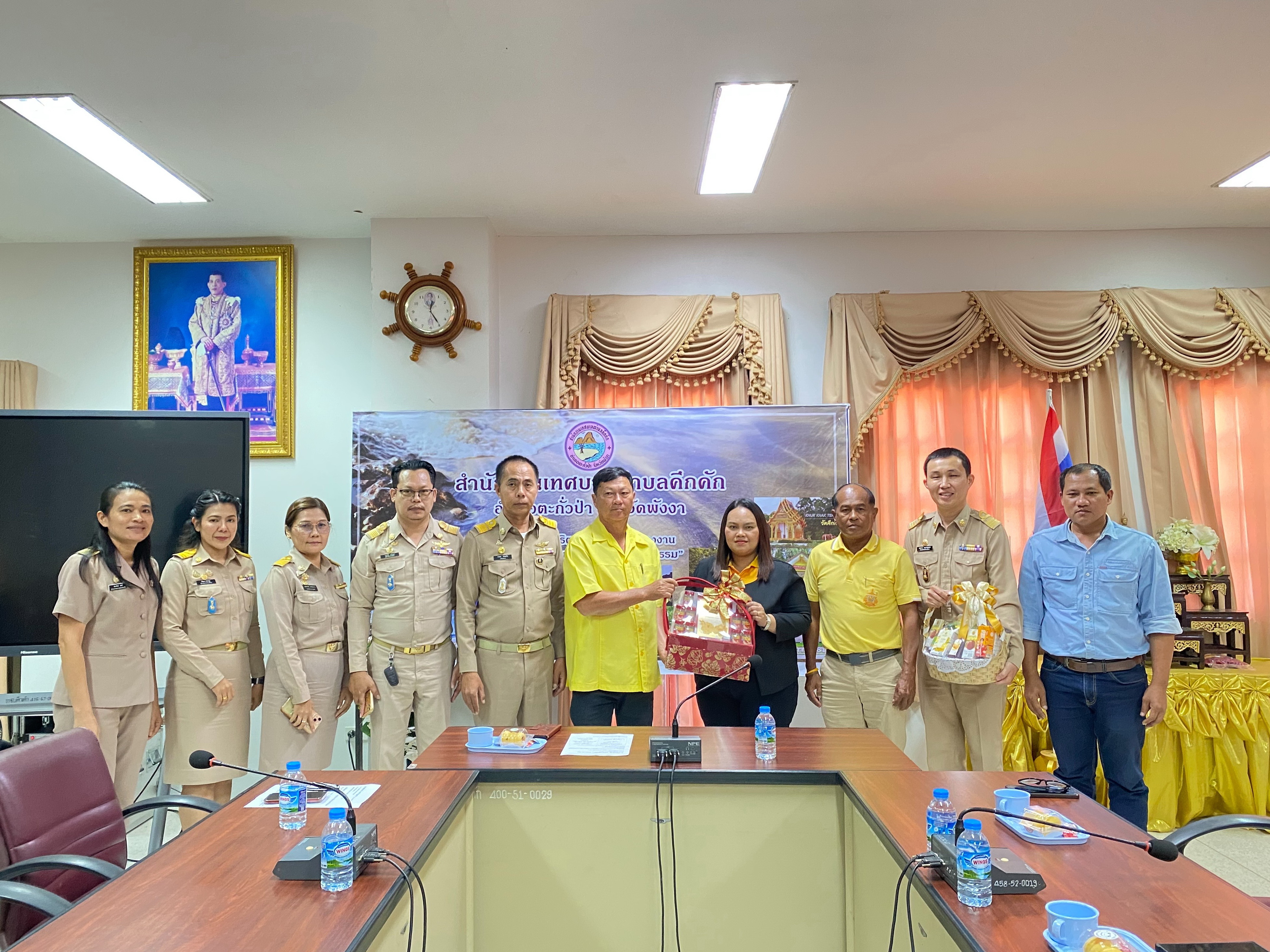 วันนี้ (3 ก.พ. 68) เวลา 11.00 น. นายชาตรี หลีเจี้ย รองนายกเทศมนตรีตำบลคึกคัก ให้การตอนรับ นายสมชาย คมชาญเดชา มาดำรงตำแหน่ง หัวหน้าฝ่ายอำนวยการ ณ ห้องประชุมเทศบาล ต.คึกคัก อ.ตะกั่วป่า จ.พังงา