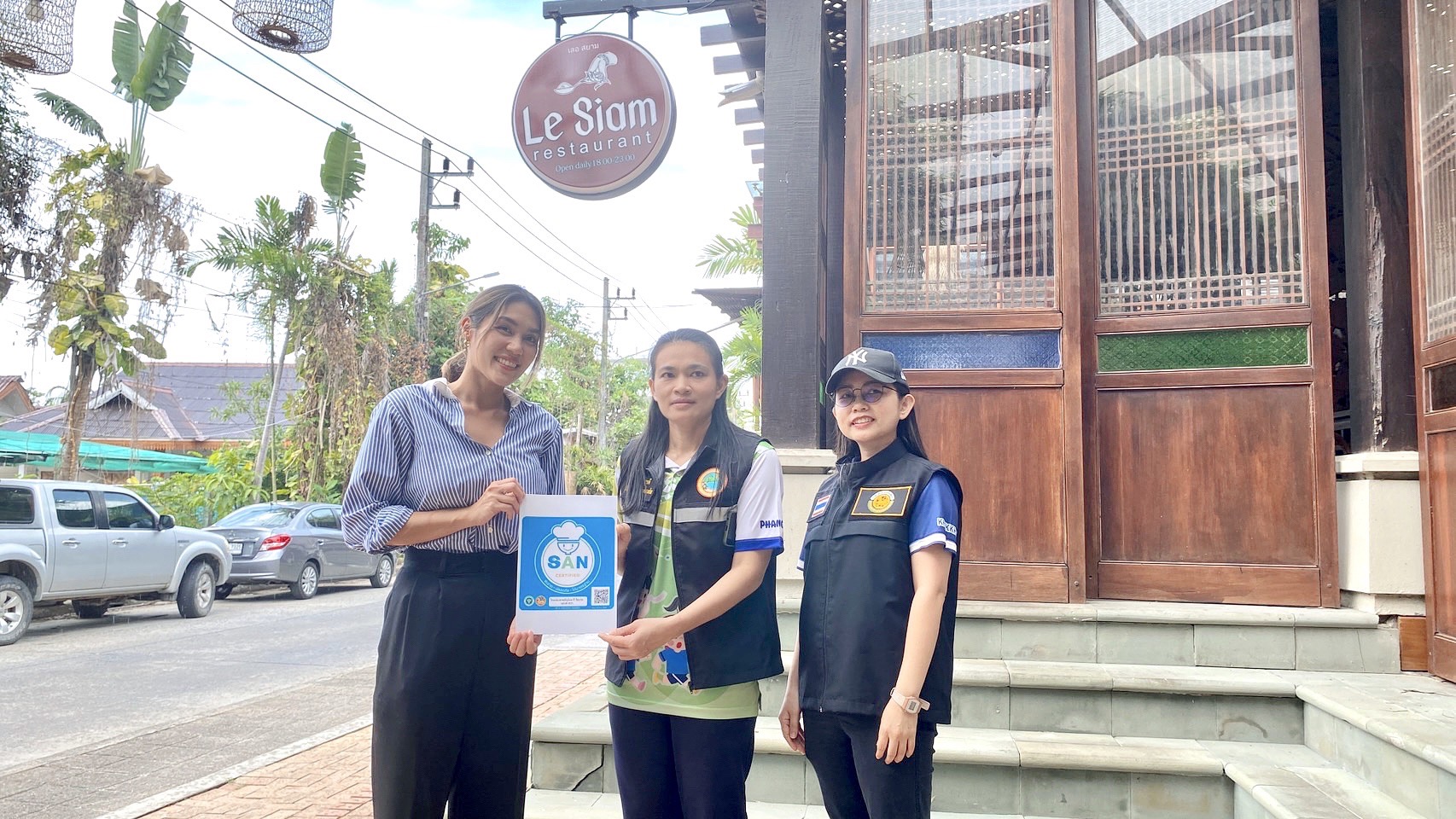 กองสาธารณสุขและสิ่งแวดล้อม เทศบาลตำบลคึกคัก มอบป้าย SAN CERTIFIED ให้แก่ผู้ประกอบการร้านอาหารที่ผ่านการประเมิน🎉