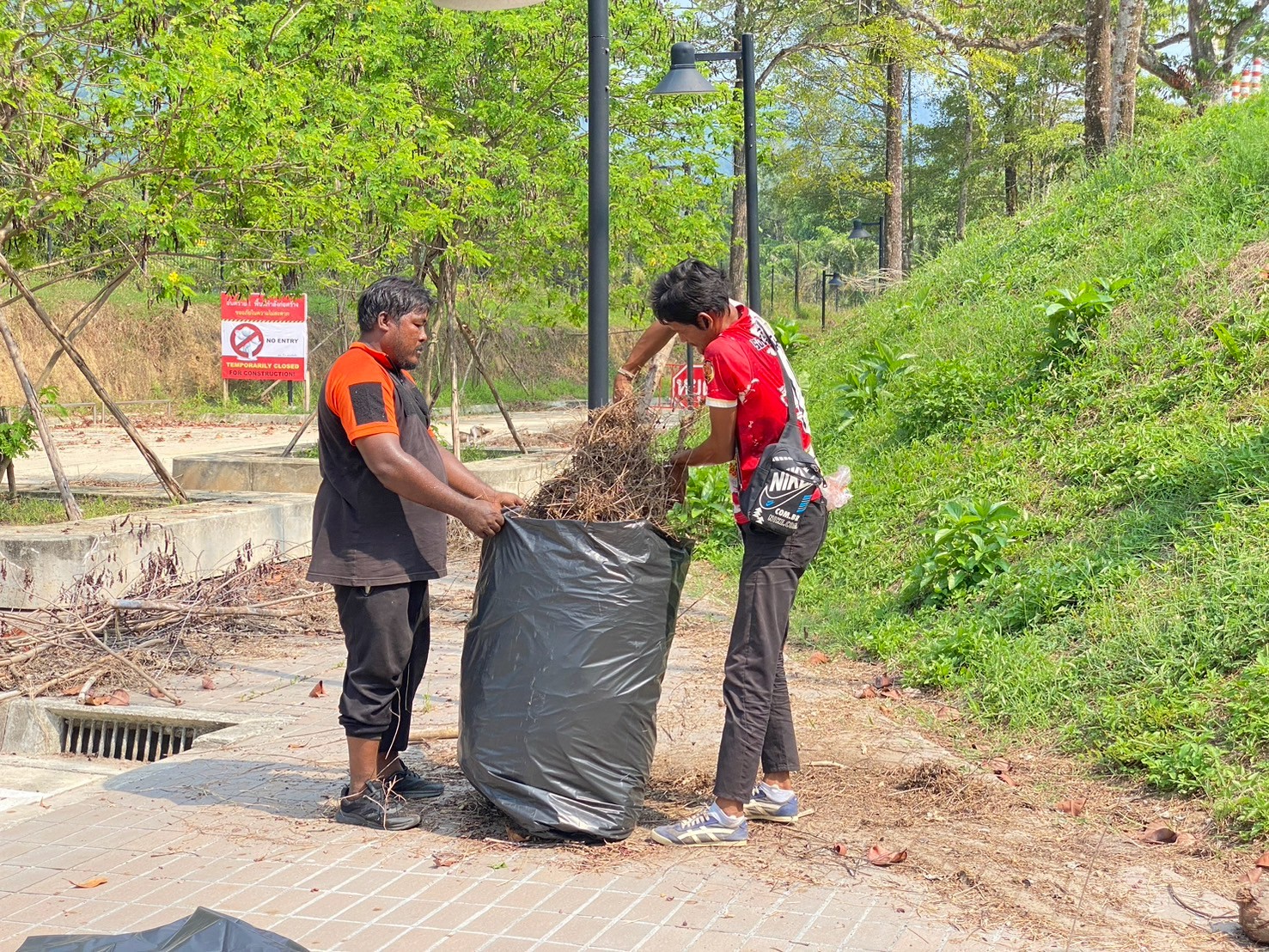 วันนี้ (25 มี.ค. 68) เวลา14.00 น. เทศบาลตำบลคึกคัก จัดกิจกรรม Big Cleaning บริเวณศูนย์กลางการท่องเที่ยวและนันทนาการชายฝั่งแห่งเมืองพังงา (The Park Khaolak) ม.6 ต.คึกคัก อ.ตะกั่วป่า จ.พังงา
