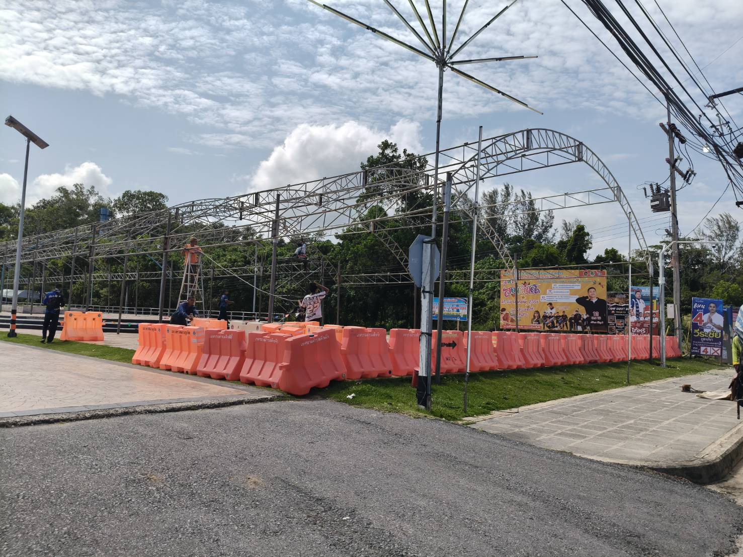 เทศบาลตำบลคึกคัก (งานป้องกันและบรรเทาสาธารณภัย) ได้ดำเนินการเตรียมสถานที่สำหรับจัดงานประเพณีสงกรานต์ "ถนนข้าวดอกข่า" ครั้งที่ 6/2568 ณ หนองมูลตะกั่ว ม.5 ต.คึกคัก อ.ตะกั่วป่า จ.พังงา