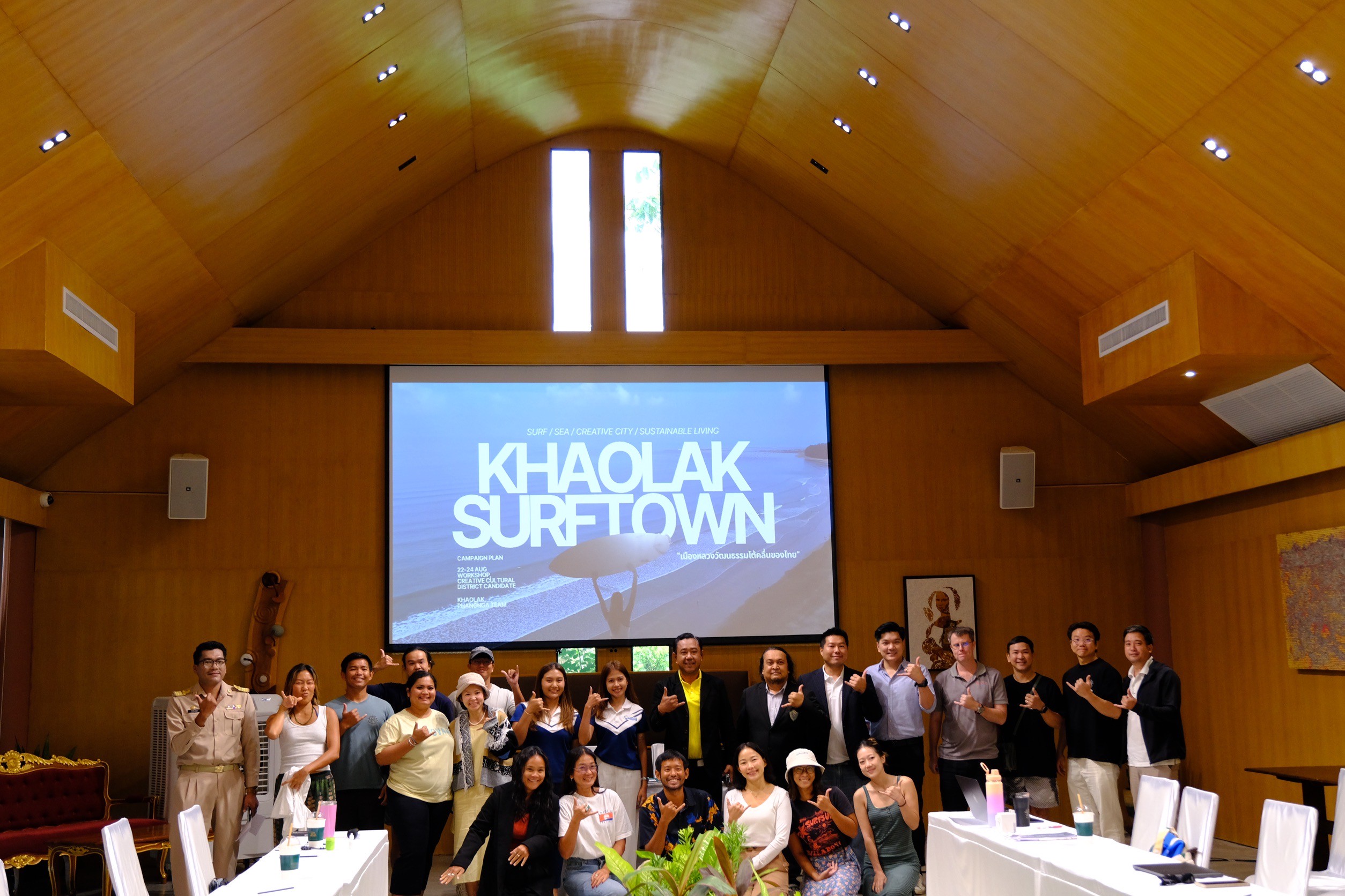 หัวหน้าฝ่ายปกครอง ทต.คึกคัก เข้าร่วมประชุมโครงการพัฒนาพื้นที่สร้างสรรค์ เขาหลักเซิร์ฟทาวน์
.
วันนี้ (15 ก.ย. 68) เวลา 09.00 น. นายสิริธร บัวแก้ว นายกเทศมนตรีตำบลคึกคัก มอบหมายให้ นายภัทรศักดิ์ เจ้าสาย เข้าร่วมประชุมโครงการพัฒนาพื้นที่สร้างสรรค์ เขาหลักเซิร์ฟทาวน์ คิดเห็นด้านการท่องเที่ยว ร่วมกับทางชมรมกีฬากระดานโต้คลื่นจังหวัดพังงา