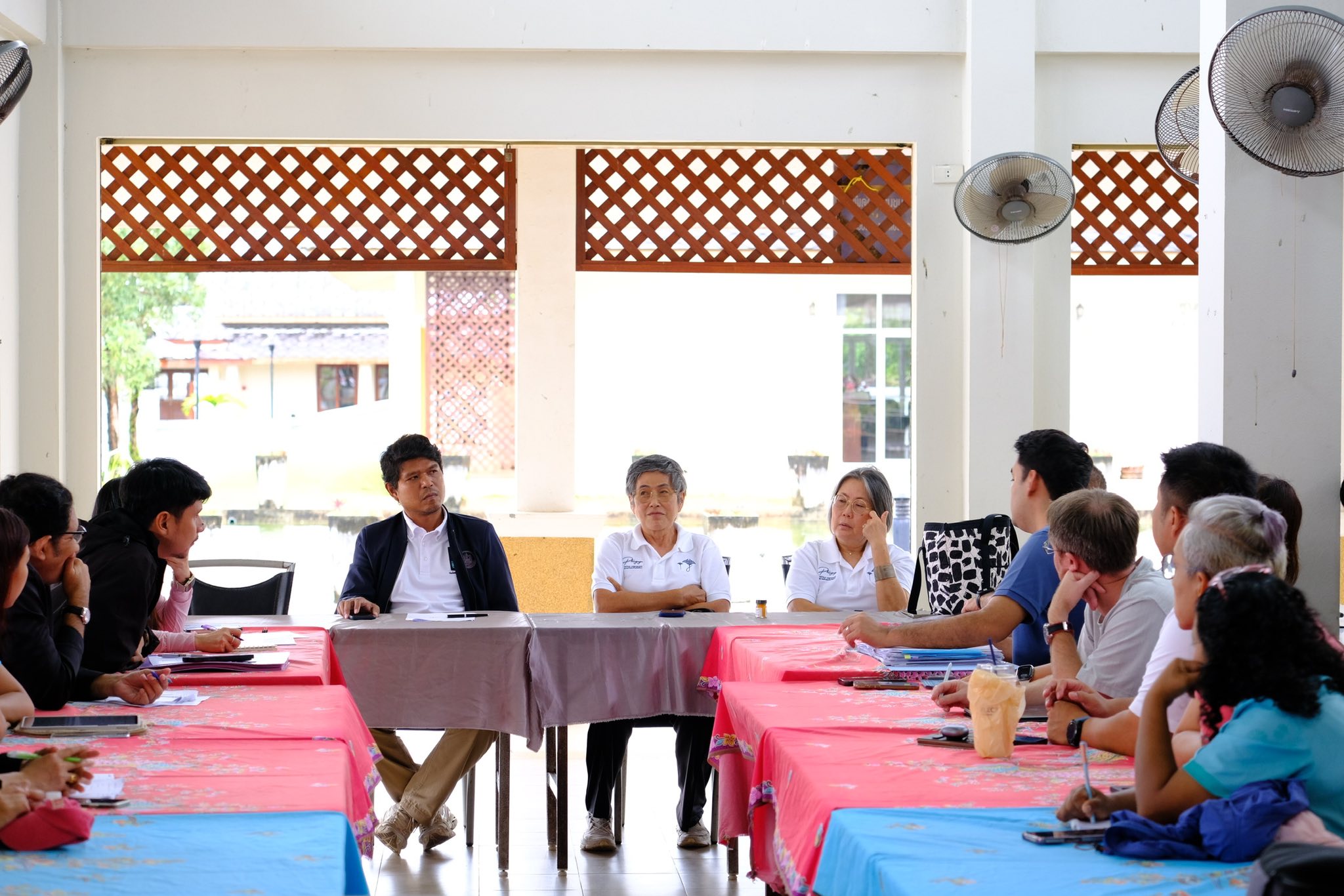 นายกเทศมนตรีตำบลคึกคัก ร่วมประชุมหารือเพื่อเตรียมการจัดงานเปิดฤดูกาลท่องเที่ยว จ.พังงา
.
วันนี้ (30 ก.ย. 68) เวลา 13.30 น. เทศบาลตำบลคึกคัก นำโดย นายสิริธร บัวแก้ว นายกเทศมนตรีตำบลคึกคัก พร้อมด้วยนายภัทรศักดิ์ เจ้าสาย หัวหน้าฝ่ายปกครอง เข้าร่วมการประชุมหารือเพื่อเตรียมการจัดงานเปิดฤดูกาลท่องเที่ยวจังหวัดพังงา (Phangnga Tourism Festival) ประจำปีงบประมาณ 2569
