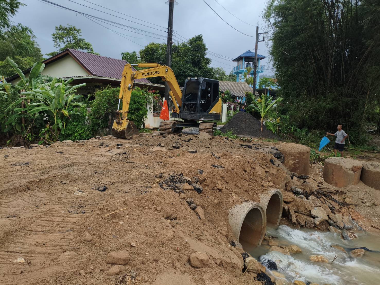 เทศบาลตำบลคึกคัก ซ่อมแซมถนนทรุด ซอยป้ายง หมู่ที่ 4 ตำบลคึกคัก 🚜🌪️