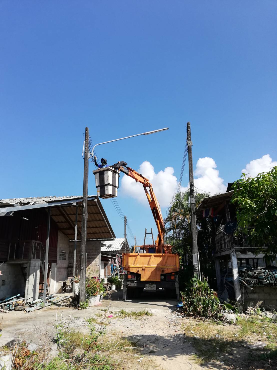 เทศบาลตำบลคึกคัก(กองช่าง งานไฟฟ้า)ได้ดำเนินการซ่อมไฟปากซอยยายปีด และในชุมชนมอแกนบ้านทุ่งหว้าหมู่ที่๓ตำบลคึกคัก อำเภอตะกั่วป่า จังหวัดพังงา