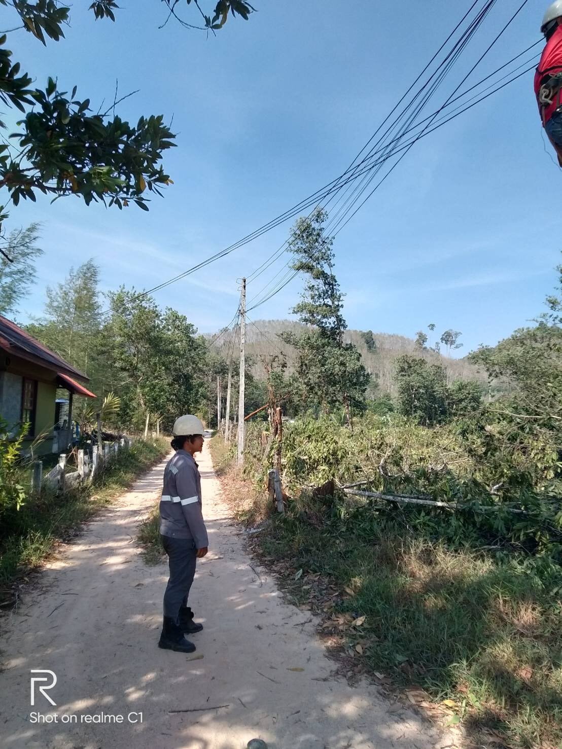 เทศบาลตำบลคึกคัก(งานป้องกันและบรรเทาสาธาณภัย)ได้ดำเนินการตัดต้นไม้ใกล้แนวสายไฟ พื้นที่บ้านบนเขาซอย ทุ่งขมิ้นเหนือระยะทาง 400 เมตร ตำบลคึกคัก อำเภอตะกั่วป่า จังหวัดพังงา