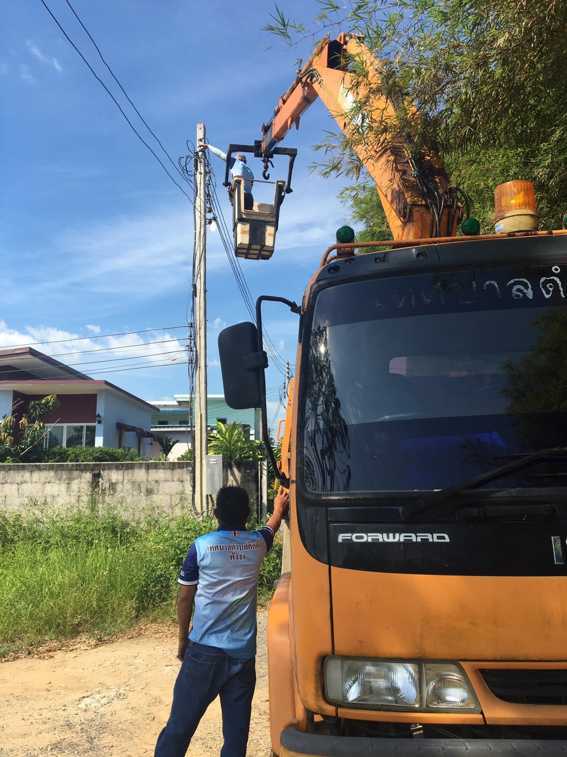 เทศบาลตำบลคึกคัก(กองช่าง งานไฟฟ้า)ได้ดำเนินการ ซ่อมแซมโคมไฟ 250วัตต์ ปากทางเข้าศาลเจ้า เฉ้ง ส่าน เก้ง บางเนียง หมู่ที่ 5ตำบลคึกคัก อำเภอตะกั่วป่า จังหวัดพังงา