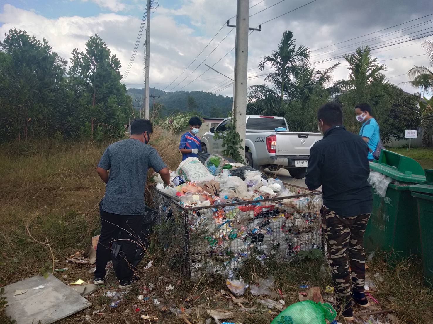 เทศบาลตำบลคึกคัก(กองสาธารณสุขและส่งแวดล้อม)ได้ดำเนินการเก็บขยะซอยบนเขา หมู่ที่ 4 ตำบลคึกคัก อำเภอตะกั่วป่า จังหวัดพังงา