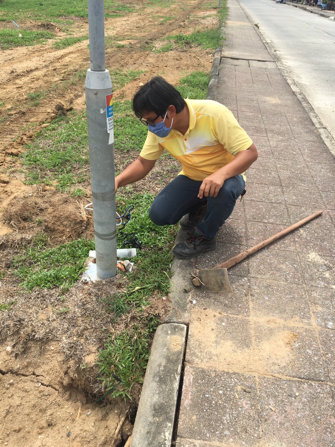 เทศบาลตำบลคึกคัก (กองช่าง งานไฟฟ้า) ได้ดำเนินการซ่อมแซมซ่อมแซมต่อสายไฟกิ่งที่ขาด ถนนสาธารณะ ซอย หาดนางทอง หมู่ที่ 7 ตำบลคึกคัก อำเภอตะกั่วป่า จังหวัดพังงา