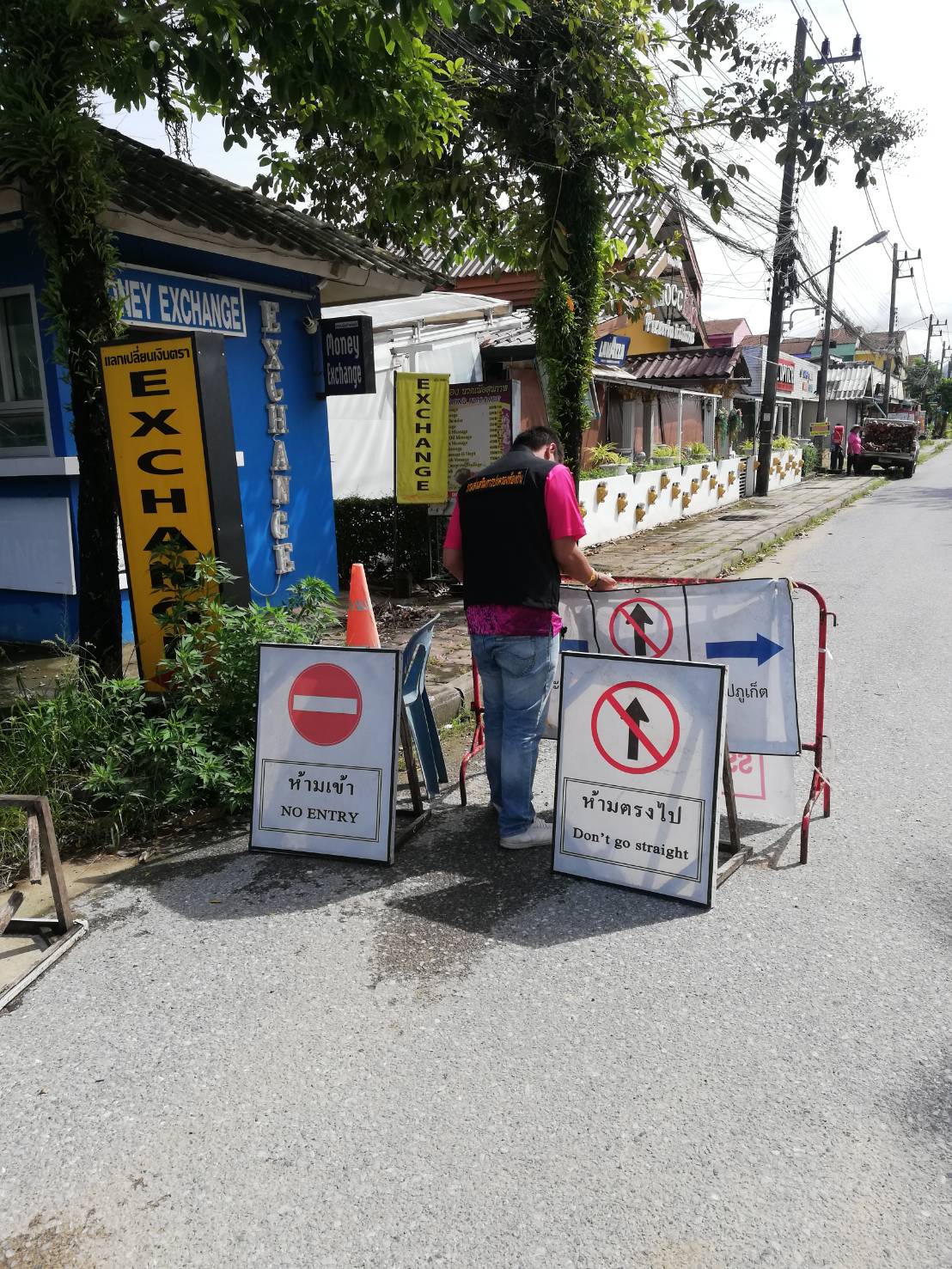 เทศบาลตำบลคึกคัก(งานเทศกิจ) ได้ดำเนินการลงพื้นที่ตรวจสอบป้ายจราจรในซอยบางเนียง และจัดระเบียบทางเท้าบริเวณซอยบางเนียง หมู่ที่ 5 ตำบลคึกคัก อำเภอตะกั่วป่า จังหวัดพังงา 