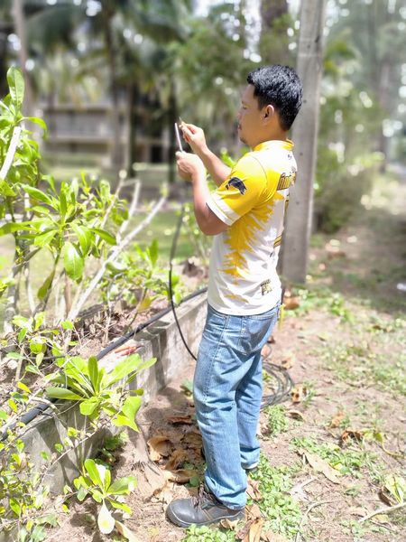 เทศบาลตำบลคึกคัก (กองช่าง งานไฟฟ้า) ดำเนินการต่อสายหางดับที่ขาดเนื่องจากต้นไม้ล้มใส่ บริเวณโรงแรมอัปสรา บีชฟร้อนท์ รีสอร์ท แอนด์ วิลล่า แหลมปะการัง และบ้านพักถาวรยางขยะ หมู่ที่ 1 ตำบลคึกคัก อำเภอตะกั่วป่า จังหวัดพังงา
