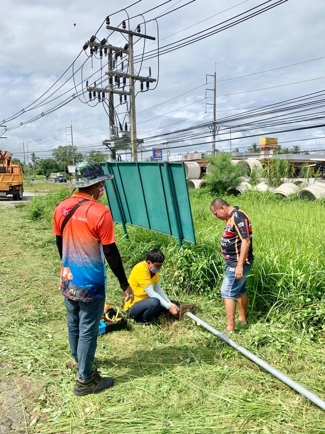 เทศบาลตำบลคึกคัก(งานป้องกันและบรรเทาสาธารณภัย)ดำเนินการฉีดล้างกรวดทราย บนถนน หลังจากฝนตกหนัก และตัดหญ้าซ่อมแซมไฟฟ้า บริเวณรอบขุมน้ำหนองมูลตะกั่ว ตำบลคึกคัก อำเภอตะกั่วป่า จังหวัดพังงา