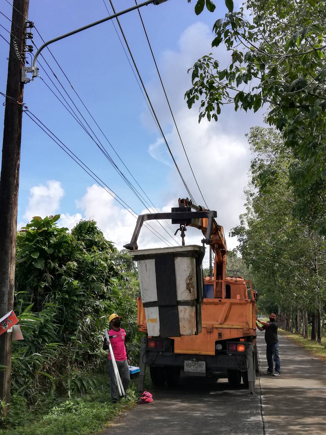 เทศบาลตำบลคึกคัก (กองช่าง งานไฟฟ้า )ได้ดำเนินการ เปลี่ยนหลอด LED. T8.40วัตต์ ในซอยเขาวง หมู่ที่3 ตำบลคึกคัก อำเภอตะกั่วป่า จังหวัดพังงา