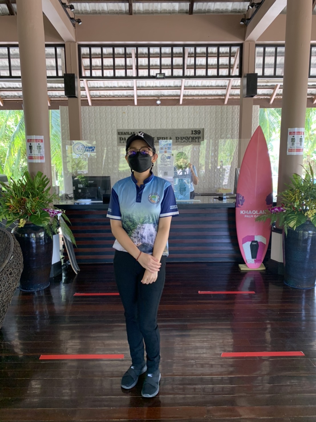 วันพุธที่ 20 ตุลาคม พ.ศ.2564 เวลา 08.00-18.00น. เทศบาลตำบลคึกคักพร้อมด้วย คณะทำงานประจำศูนย์ ปฏิบัติหน้าที่ประจำศูนย์ปฏิบัติการสถานที่กักกัน (Local Quarantine (LQ)) อำเภอตะกั่วป่า จังหวัดพังงา ตามประกาศอำเภอตะกั่วป่า เรื่องจัดตั้งสถานที่กักกัน(Local Quarantine(LQ)) อำเภอตะกั่วป่า จังหวัดพังงา ณ ปาล์ม แกลเลอเรีย รีสอร์ท หมู่ที่2 ตำบลคึกคัก อำเภอตะกั่วป่า จังหวัดพังงา