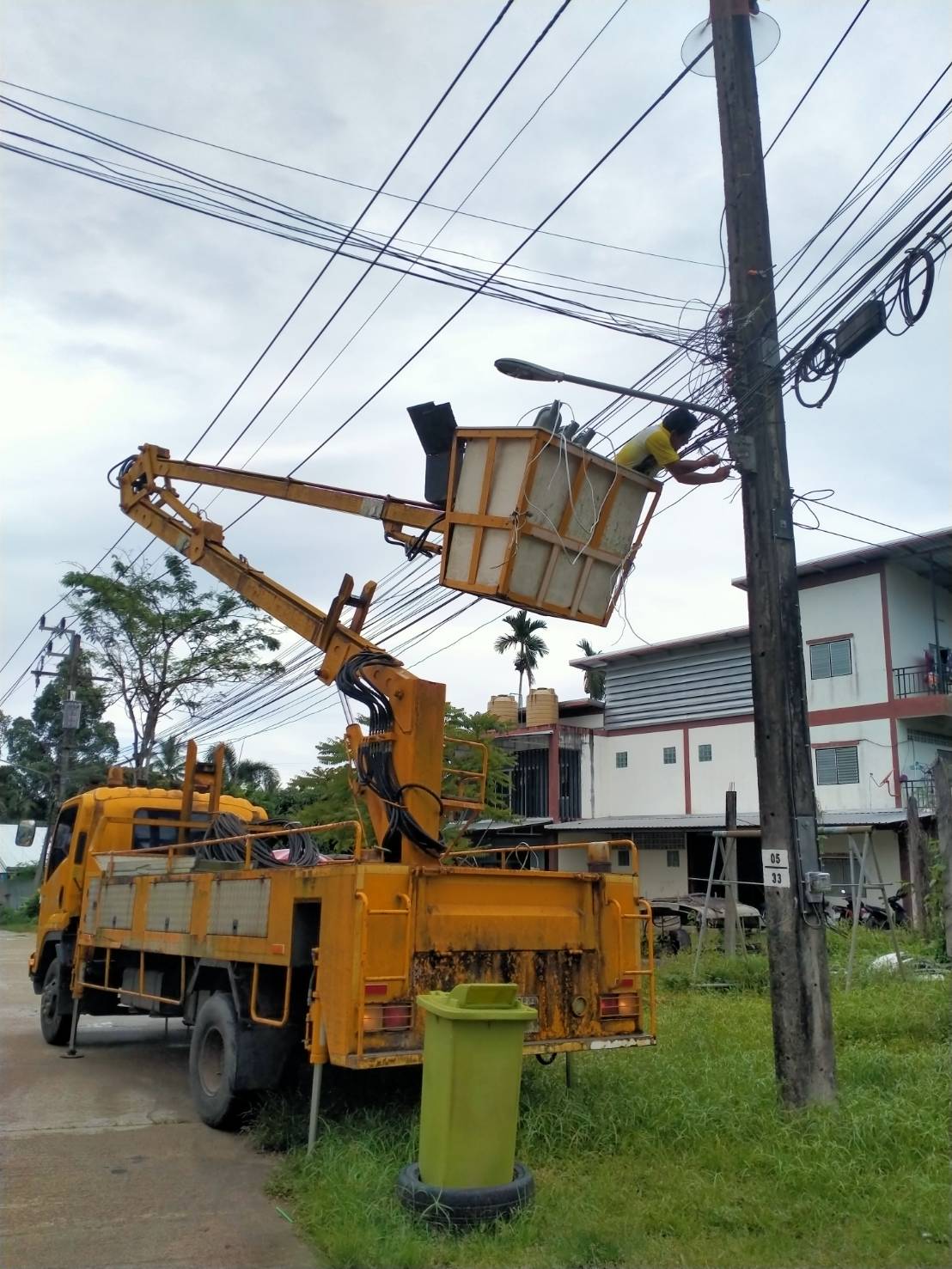 เทศบาลตำบลคึกคัก (กองช่าง งานไฟฟ้า )ได้ดำเนินการถอดและติดตั้งโคมไฟLED T8 18Wซอยทุ่งขมิ้นกลาง หมู่ที่ 4  ตำบลคึกคัก อำเภอตะกั่วป่า จังหวัดพังงา