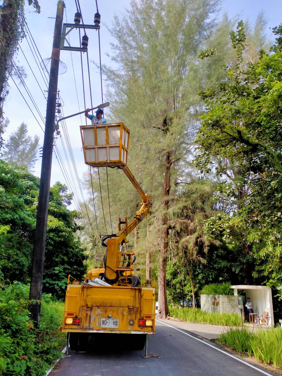 เทศบาลตำบลคึกคัก (กองช่าง งานไฟฟ้า )ได้ดำเนินการซ่อมไฟซอย ถนนปะการัง-เขาสะบ้า หมู่ที่ 2 ตำบลคึกคัก อำเภอตะกั่วป่า จังหวัดพังงา