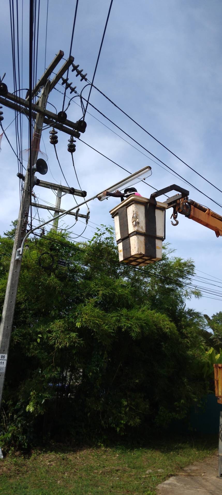 เทศบาลตำบลคึกคัก (กองช่าง งานไฟฟ้า )ได้ดำเนินการซ่อมแซมโคมไฟถนนสาธารณะ ซอยหลังเรือตรวจการณ์813 ( เรือต.813) หมู่ที่ 6 ตำบลคึกคัก อำเภอตะกั่วป่า  จังหวัดพังงา