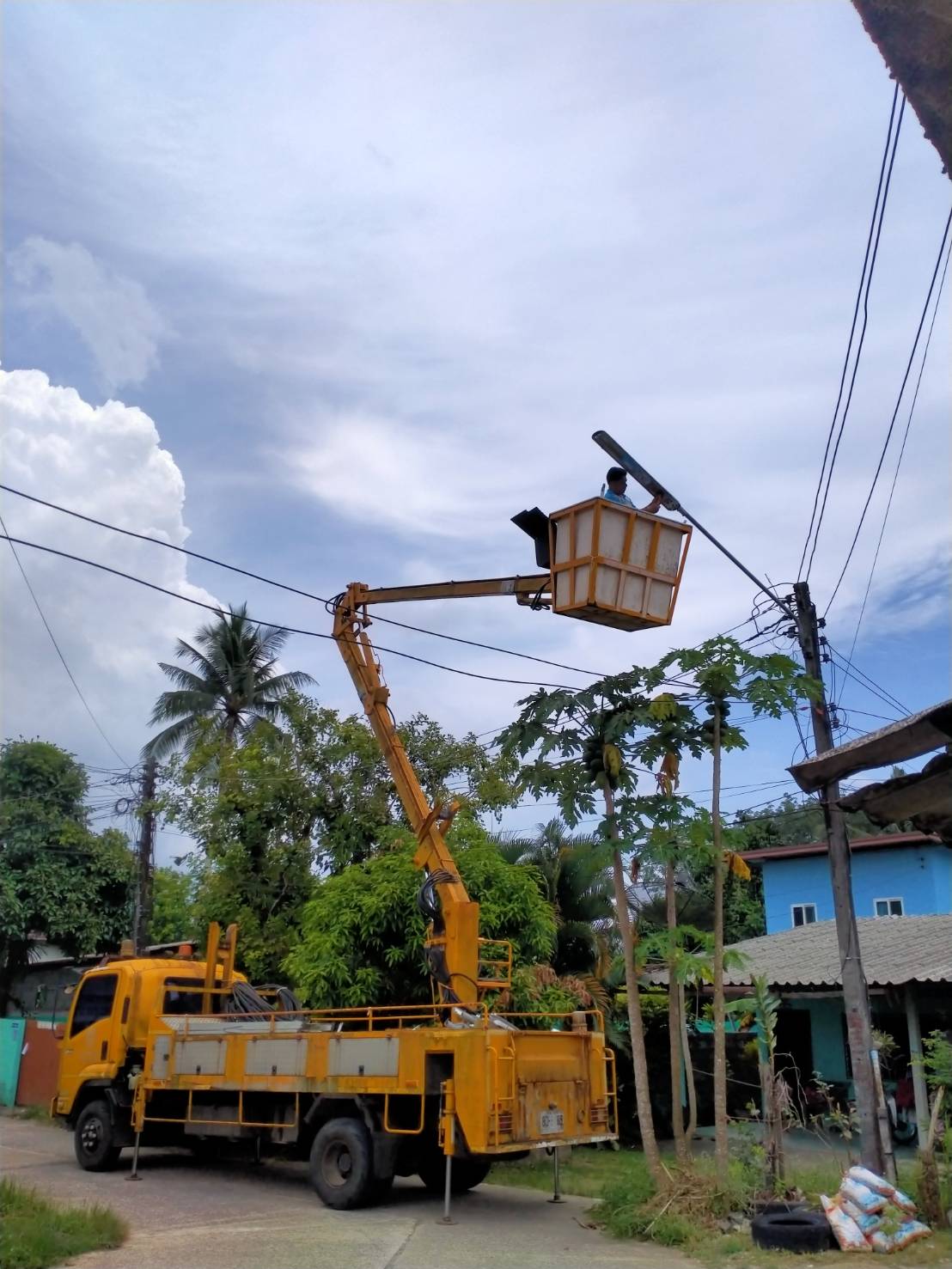 เทศบาลตำบลคึกคัก (กองช่าง งานไฟฟ้า )ได้ดำเนินการซ่อมไฟซอยแป๊ะหิ้น หมู่ที่ 1 กับซอยแหลมปะการัง หมู่ที่ 2 ตำบลคึกคัก อำเภอตะกั่วป่า จังหวัดพังงา