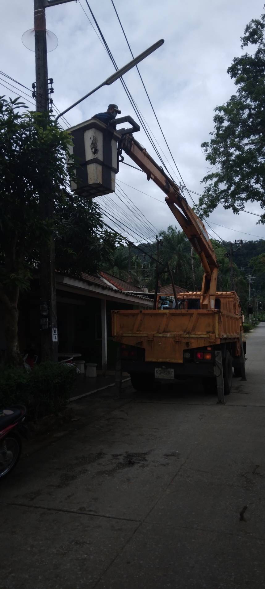 เทศบาลตำบลคึกคัก (กองช่าง งานไฟฟ้า )ได้ดำเนินการซ่อมแซมโคมไฟส่องสว่างถนนสาธารณะ ซอยบางหลาโอน หมู่ที่7 ตำบลคึกคัก อำเภอตะกั่วป่า จังหวัดพังงา