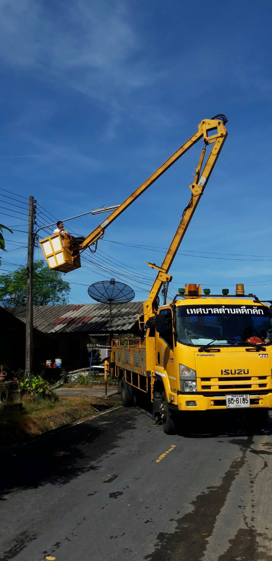 เทศบาลตำบลคึกคัก (กองช่าง งานไฟฟ้า )ได้ดำเนินการซ่อมแซมหลอดไฟ หมู่ที่ 2 ตำบลคึกคัก อำเภอตะกั่วป่า จังหวัดพังงา
