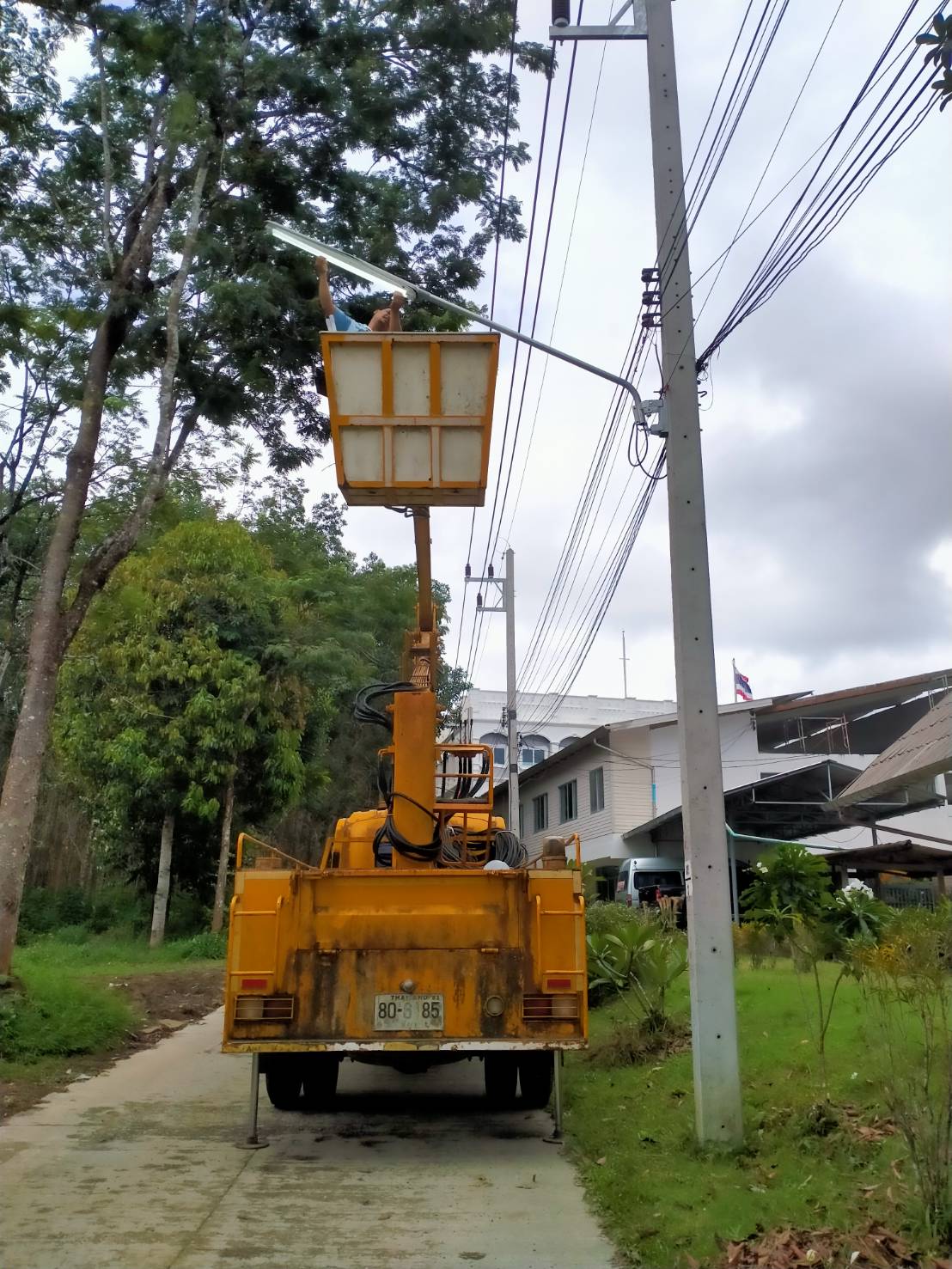 เทศบาลตำบลคึกคัก (กองช่าง งานไฟฟ้า )ได้ดำเนินการซ่อมไฟซอยตาสด ทุ่งขมิ้น บางตาเทียน หมู่ที่ 4 ตำบลคึกคัก อำเภอตะกั่วป่า จังหวัดพังงา 