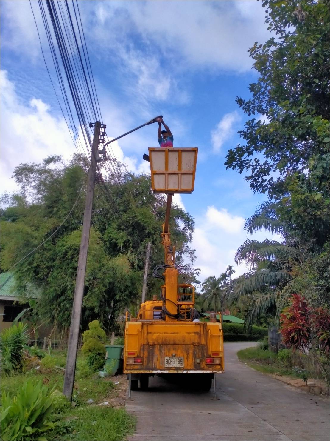 เทศบาลตำบลคึกคัก (กองช่าง งานไฟฟ้า )ได้ดำเนินการซ่อมไฟซอยป้าใส หมู่ที่1 และซอยในบ้านบางขยะ หมู่ที่2 ตำบลคึกคัก อำเภอตะกั่วป่า จังหวัดพังงา 