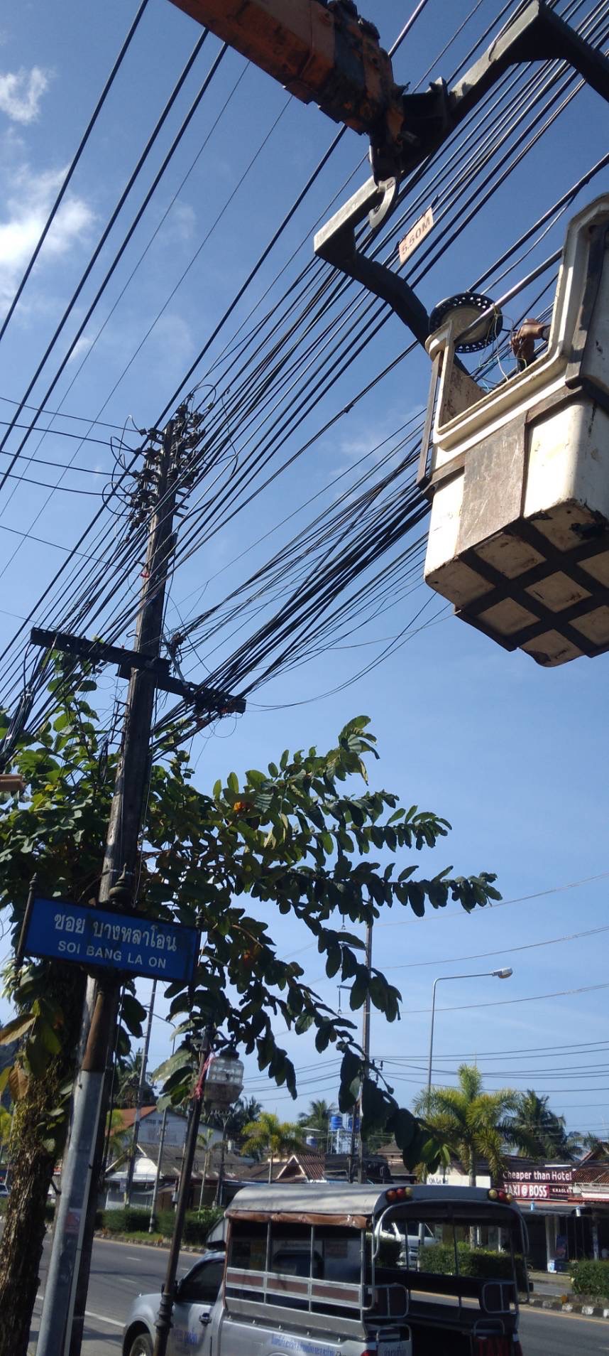 เทศบาลตำบลคึกคัก (กองช่าง งานไฟฟ้า )ได้ดำเนินการติดตั้งโคมไฟ LED UFO ซอยบางหลาโอน หมู่ที่ 7 ตำบลคึกคัก อำเภอตะกั่วป่า จังหวัดพังงา