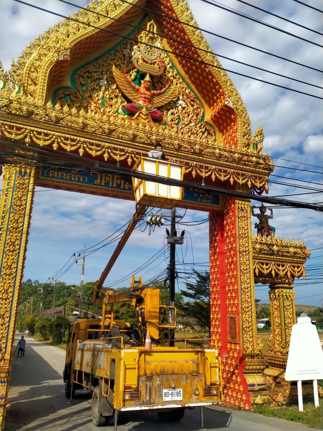 เทศบาลตำบลคึกคัก (กองช่าง งานไฟฟ้า )ได้ดำเนินการซ่อมไฟทางเข้าวัดคึกคัก หมู่ที่ 4 ตำบลคึกคัก อำเภอตะกั่วป่า จังหวัดพังงา