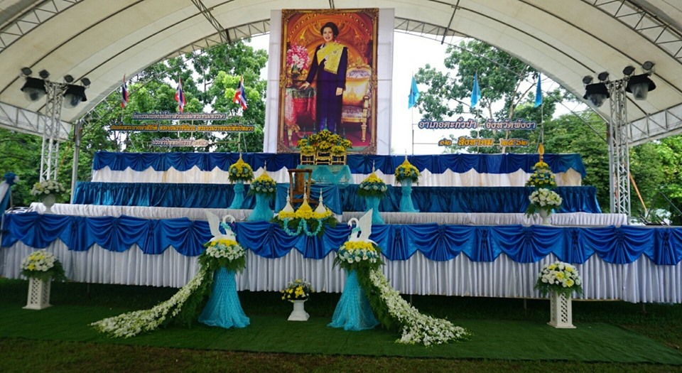 เทศบาลตำบลคึกคักเข้าร่วมพิธีถวายเครื่องราชสักการะและพิธีจุดเทียนถวายพระพรชัยมงคลเนื่องในโอกาสวันเฉลิมพระชนมพรรษาสมเด็จพระนางเจ้าสิริกิติ์ พระบรมราชินีนาถ พระบรมราชชนนีพันปีหลวงประจำปี พุทธศักราช 2562
