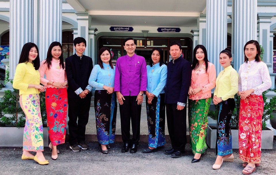 เทศบาลตำบลคึกคัก ร่วมแต่งกายชุดพื้นเมืองบาบ๋า ย่าหยาและชุดนายเหมือง ทุกวันอังคาร เพื่อเป็นการอนุรักษณ์และสืบสานประเพณีวัฒนธรรมอันดีงามของชาวพังงา ให้สืบเนื่องต่อไป