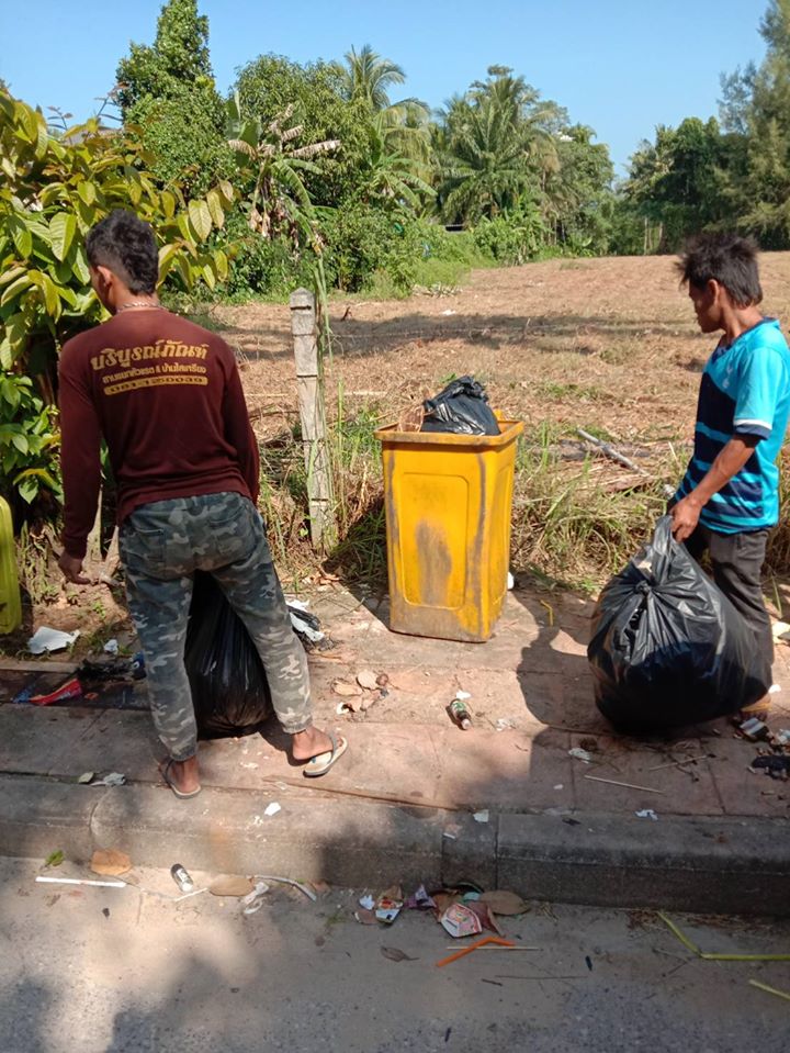 เทศบาลตำบลคึกคัก (กองสาธารณสุขและสิ่งแวดล้อม) ดำเนินการเก็บขยะบริเวณหมู่ที่ 5 และหมู่ที่ 6 