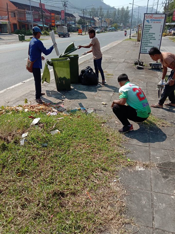 เทศบาลตำบลคึกคัก (กองสาธารณสุขและสิ่งแวดล้อม) ดำเนินการเก็บขยะบริเวณเกาะกลางถนนและข้างถนนบนเขาหลักอีกทั้งเก็บขยะข้างถนนหน้า เรือตรวจการณ์ 813 
