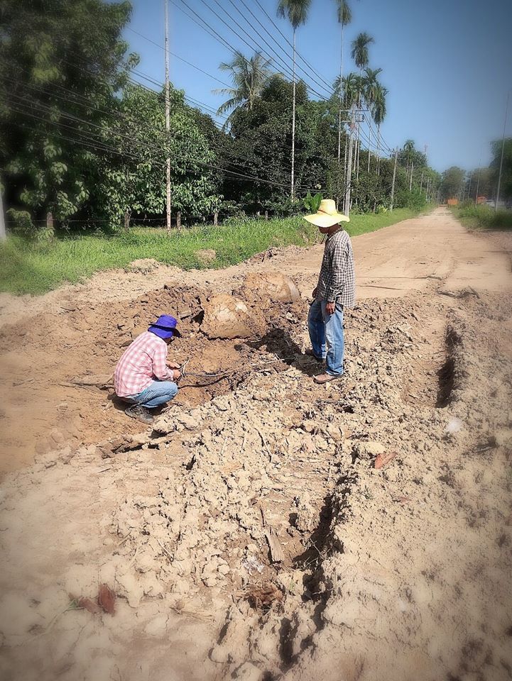 เทศบาลตำบลคึกคัก (กองช่าง งานไฟฟ้า)ได้ดำเนินการ ซ่อมเสาไฟ ซอย ปากวีป หมู่ที่ 1 และหมู่ที่ 2