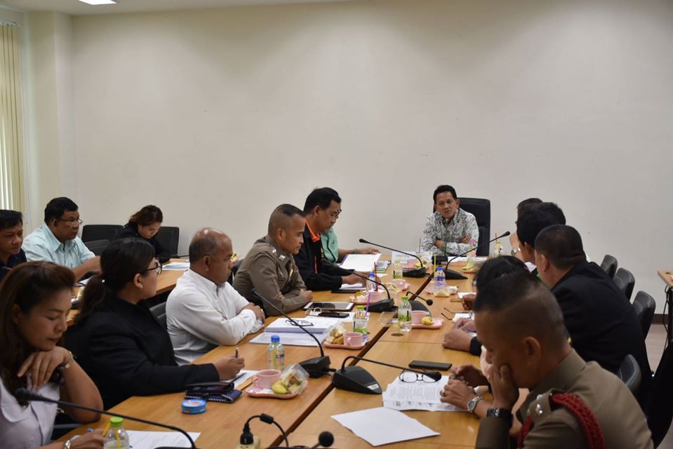 นายจำเริญ ทิพญพงศ์ธาดา ผู้ว่าราชการจังหวัดพังงา ประชุมหน่วยงานที่เกี่ยวข้องทั้งภาครัฐ เอกชน องค์กรปกครองส่วนท้องถิ่น เพื่อหารือมาตรการป้องกันและลดอุบัติเหตุทางถนน ณ ห้องประชุมราชสีห์ 2 ศาลากลางจังหวัดพังงา กรณีเกิดอุบัติเหตุทางถนนรถจักรยานยนต์ชนนักท่องเที่ยวชาวต่างชาติเสียชีวิตบริเวณเขาหลักเซ็นเตอร์ ตำบลคึกคัก อำเภอตะกั่วป่า จังหวัดพังงา เมื่อวันที่ 9 พฤศจิกายนที่ผ่านมา