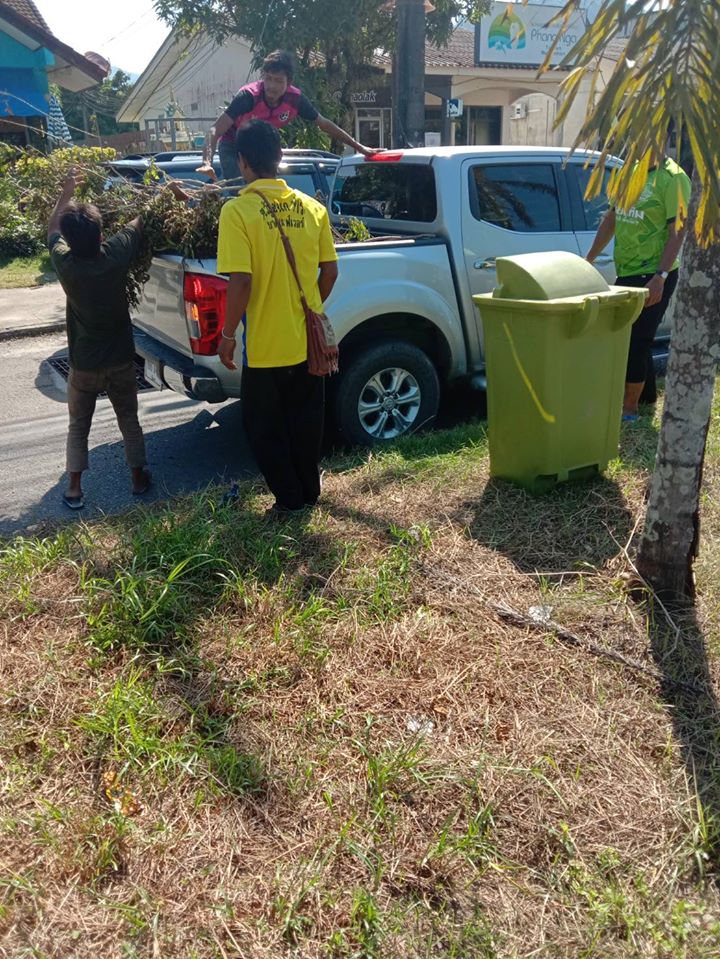 เทศบาลตำบลคึกคัก (กองสาธารณสุขและสิ่งแวดล้อม) ดำเนินการเก็บขยะบริเวณถนนเพชรเกษมและเก็บกิ่งไม้บริเวณเกาะกลางถนน 