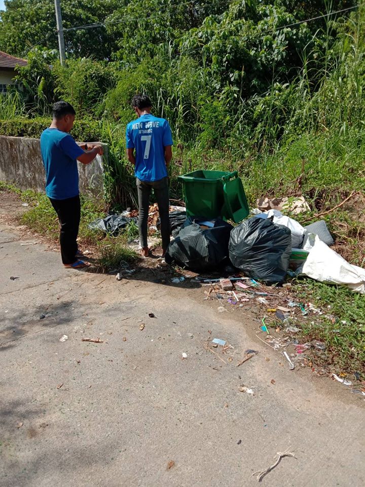 เทศบาลตำบลคึกคัก (กองสาธารณสุขและสิ่งแวดล้อม) ดำเนินการเก็บขยะบริเวณเกาะกลางถนนและหลังเรือตรวจการณ์ 813 หมู่ที่ 5