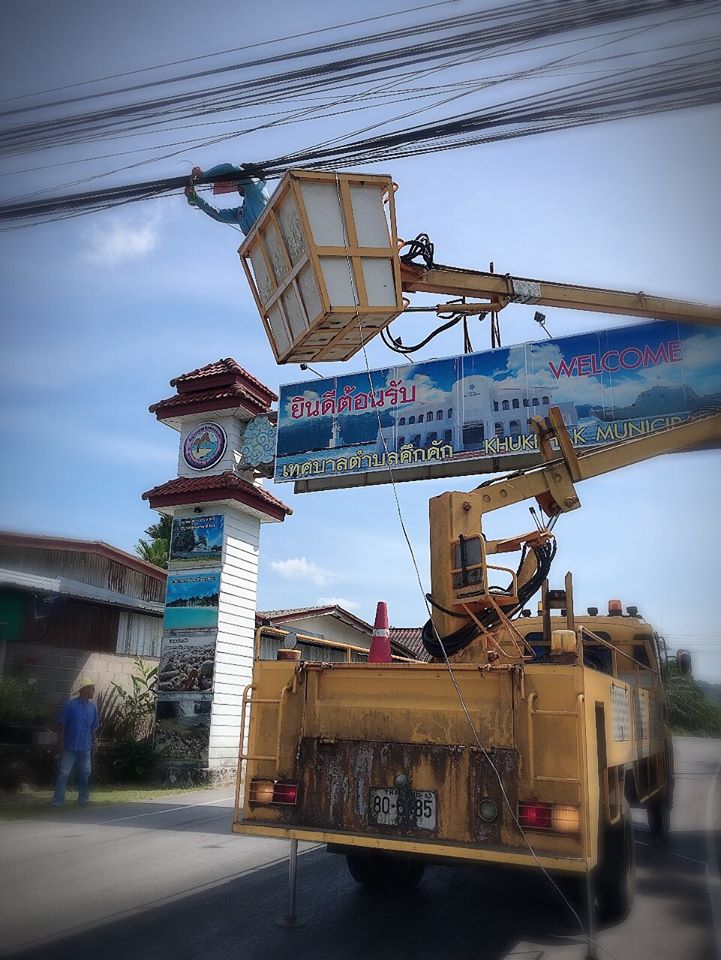 เทศบาลตำบลคึกคัก (กองช่าง งานไฟฟ้า)ได้ดำเนินการ ซ่อมแซมโคมไฟส่องสว่างทางสาธารณะ ซอย น้ำตกโตนช่องฟ้า หมู่ที่ 5 ดำเนินการและซ่อมแซมเปลี่ยนโคมไฟ LED ถนนสาธารณะ ซอยทุ่งขมิ้น หมู่ที่ 4