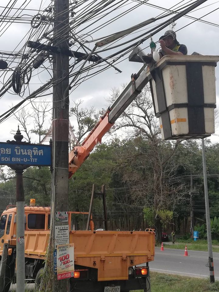 เทศบาลตำบลคึกคัก (กองช่าง งานไฟฟ้า) ดำเนินการติดตั้งโคมไฟแสงสว่าง250 W