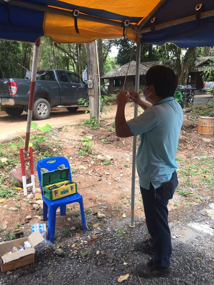 เทศบาลตำบลคึกคัก (กองช่าง งานไฟฟ้า) ได้ดำเนินการ ติดตั้งชุดหลอดไฟ LED เต้นท์จุดคัดกรอง ป้อมสถานีตำรวจภูธรเขาหลัก หมู่ที่7 