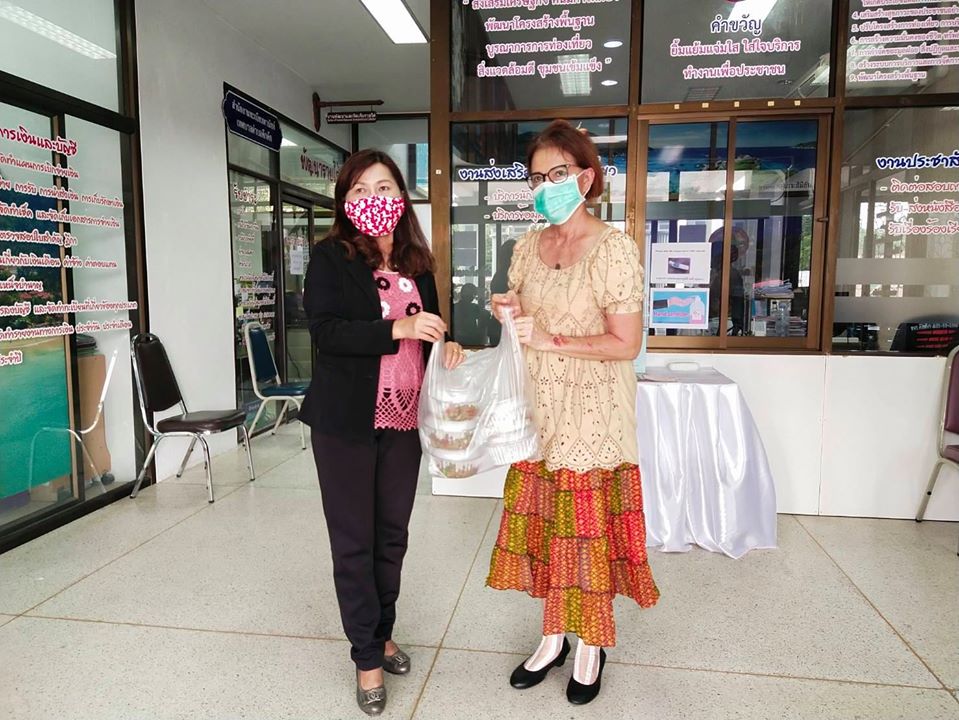 นางประทิพย์ ศรีสมทรง ผู้อำนวยการกองคลังเป็นตัวแทนรับมอบข้าวมันไก่และข้าวกะเพราจากร้านอาหารคุณมนมอบให้กับคณะทำงาน เฝ้าระวัง ป้องกันและควบคุมโรคติดเชื้อไวรัสโคโรนา 2019