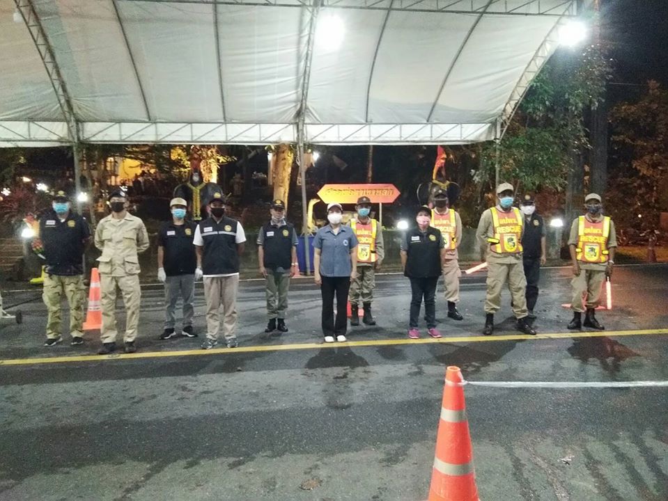 วันพฤหัสบดีที่ 16 เมษายน 2563 คณะทำงานเฝ้าระวัง ควบคุมโรค covid-19ตำบลคึกคัก (เทศบาลตำบลคึกคักติดตามและตรวจวัดไข้ประชาชนมาตามมาตรการเฝ้าระวัง ป้องกันและควบคุมการแพร่ระบาดของเชื้อโควิท 19 ณ.ด่านตรวจเขาหลัก (ศาลพ่อตาเขาหลัก))