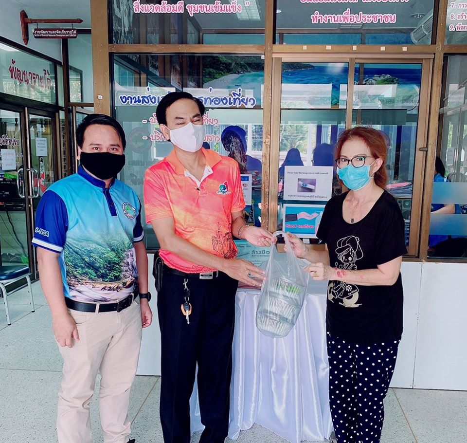 เทศบาลตำบลคึกคัก เป็นตัวแทนรับมอบข้าวกระเพรา จากร้านอาหารคุณมนที่นำมามอบให้กับคณะทำงาน เฝ้าระวัง ป้องกันและควบคุมโรคติดเชื้อไวรัสโคโรนา 2019 ถึง เทศบาลตำบลคึกคัก 