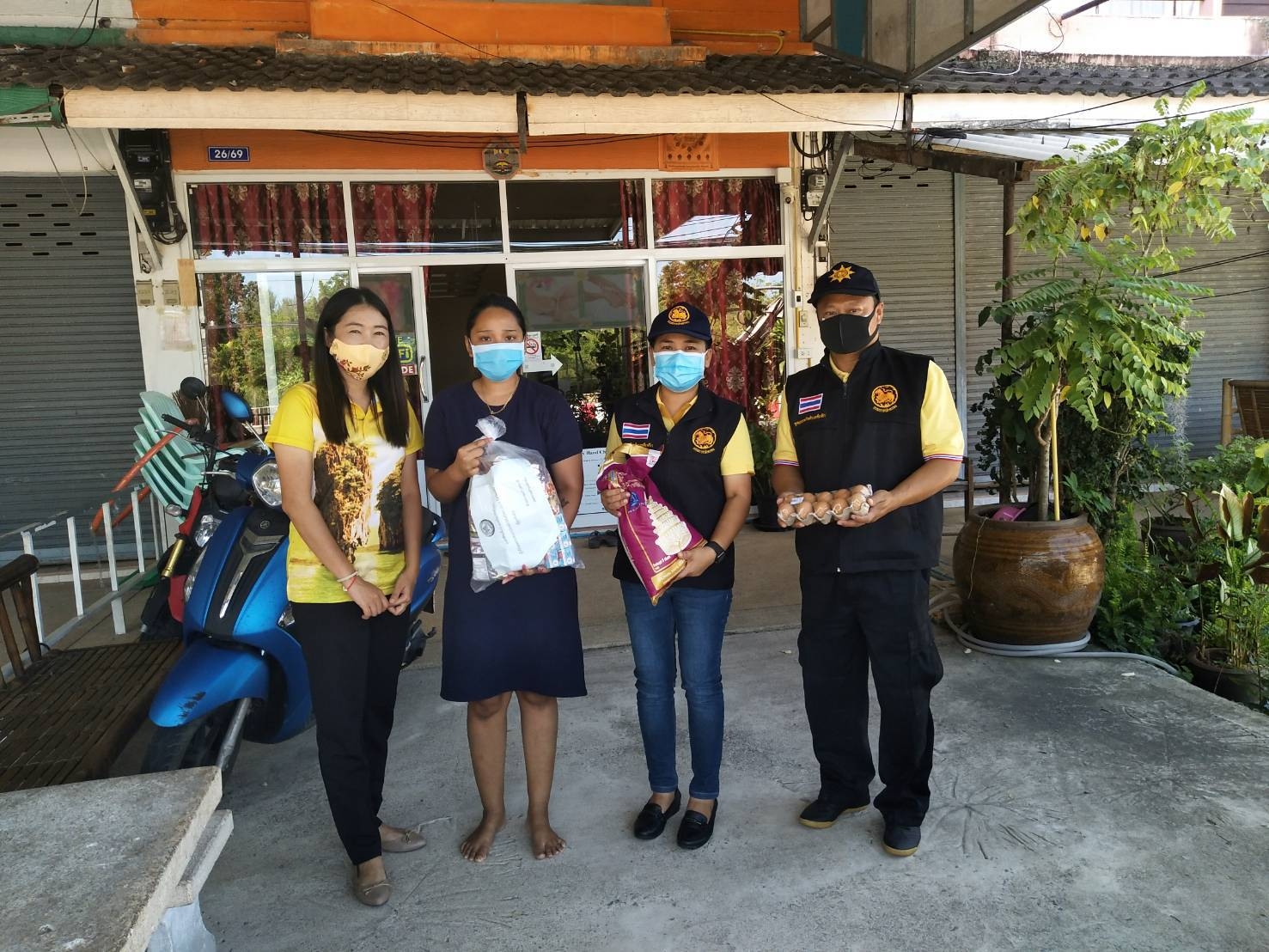 เทศบาลตำบลคึกคัก แจกถุงยังชีพ เพื่อช่วยเหลือประชาชนผู้ได้รับผลกระทบจากโรคไวรสโคโรนา 2019 ผู้ถูกกักตัวอยู่ในบ้าน 14 วันรายใหม่ จำนวน 8 ราย
