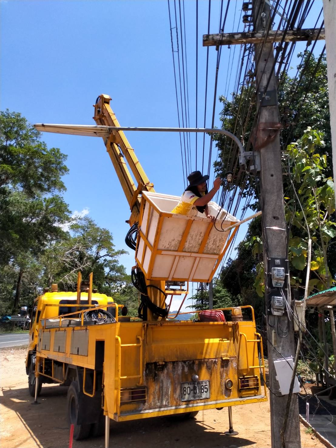 เทศบาลตำบลคึกคัก (กองช่าง งานไฟฟ้า) ได้ดำเนินการซ่อมไฟข้างถนนเพชรเกษม จำนวน 2 ชุด หมู่ที่ 2