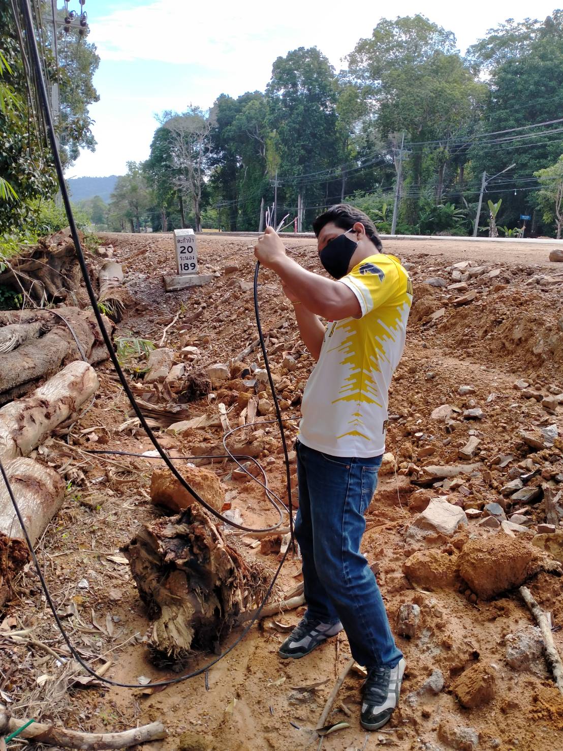 ทศบาลตำบลคึกคัก (กองช่าง งานไฟฟ้า) ได้ดำเนินการต่อสายหางดับแรงต่ำ หมู่ที่1 