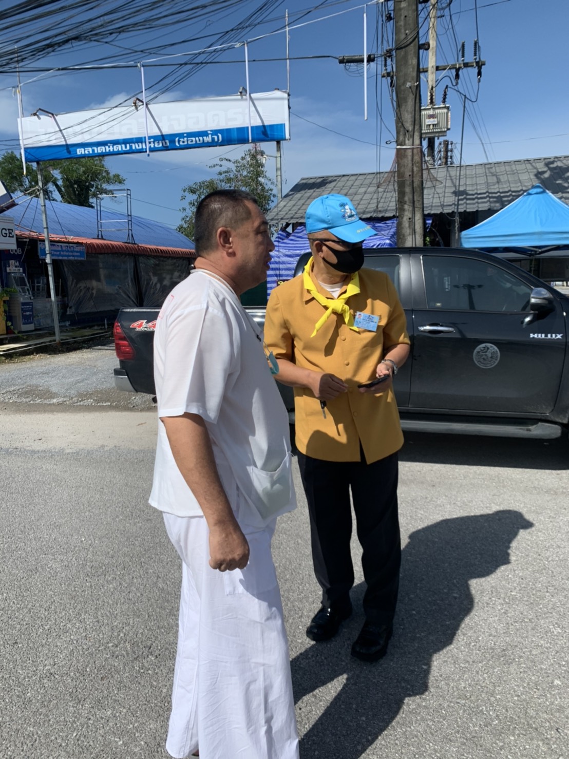 เทศบาลตำบลคึกคัก ดำเนินการตัดหญ้าบนเกาะกลางและไหล่ทาง<br>พร้อมจัดเก็บขยะมูลฝอยบริเวณโดยรอบช่วงบริเวณบ้านบางเนียง<br> หมู่ที่ 5 ตำบลคึกคัก อำเภอตะกั่วป่า จังหวัดพังงา<br>
