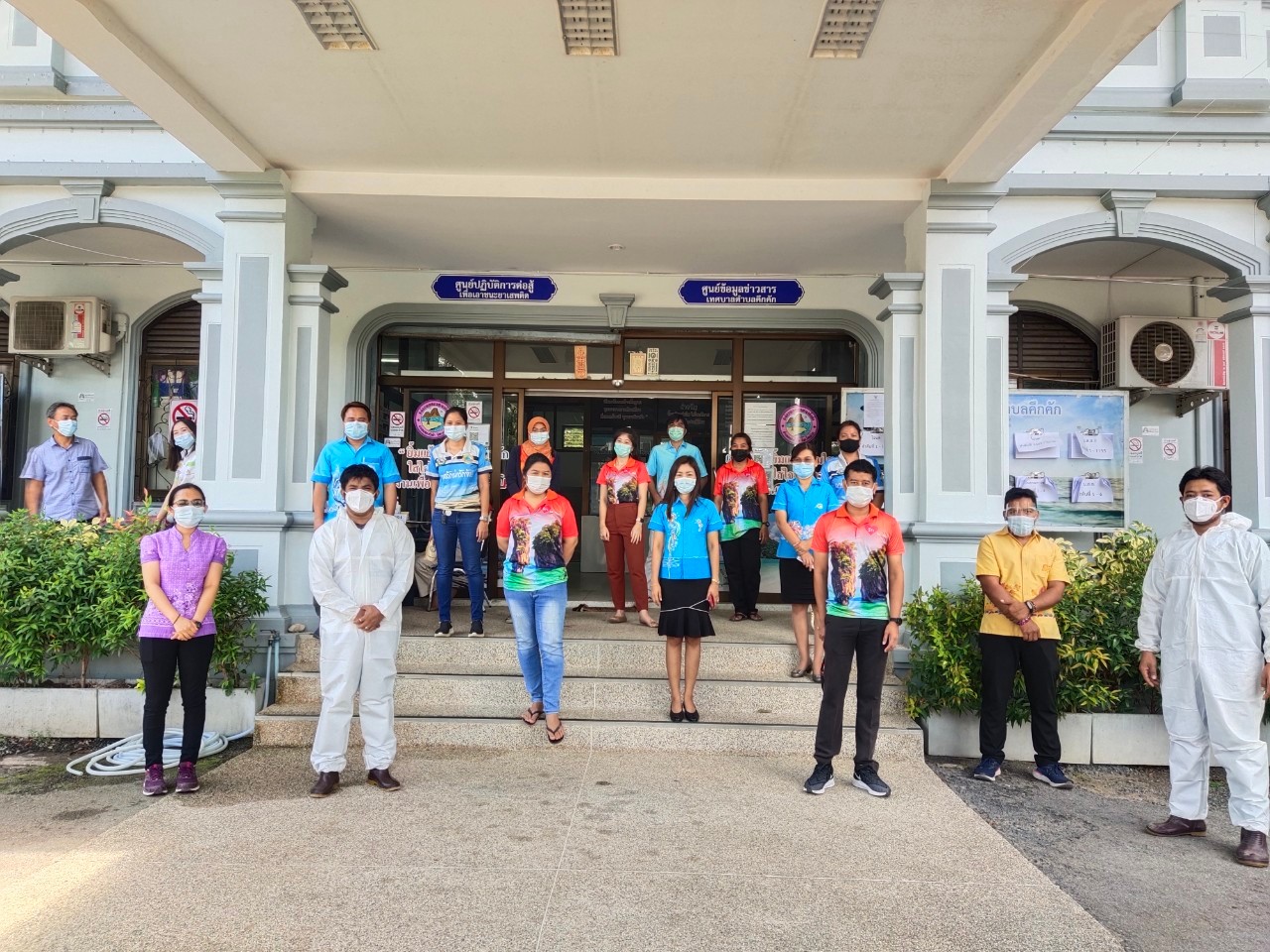 วันพฤหัสบดีที่ 22 เมษายน 2564 (วันนี้) เวลา 11.00 น.นายสุขเกษม สมบัติ รองปลัดเทศบาล ปฏิบัติหน้าที่ นายกเทศมนตรีตำบลคึกคัก พร้อมด้วย นายวรชัย สุทาวัน ผู้ใหญ่บ้านหมู่ที่ 3 ตำบลคึกคัก อำเภอตะกั่วป่า จังหวัดพังงา และ นายสมญา นพฤทธิ์ ได้นำคณะทำงานในการควบคุมและป้องกันการแพร่ระบาดของโรคติดเชื้อโควิด-19 ขององค์การบริหารส่วนจังหวัดพังงา เข้า ฉีดพ่นยาเพื่อฆ่าเชื้อและลดการแพร่เชื้อในพื้นที่ให้ เทศบาลตำบลคึกคัก